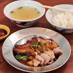 เกาเหลาหมูแดง-หมูกรอบ เสิร์ฟพร้อมข้าวสวย2ที่