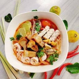 มาม่าต้มยำรวมทะเลหมูกรอบ (มาม่า2ห่อ)