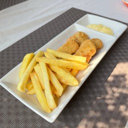 Chicken nugget+french fries (นักเก็ต+เฟรนฟราย)