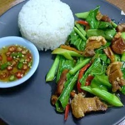 คะน้าหมูกรอบ
