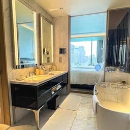 “En-Suite Bathroom”
4-pieces bath. Fixtures, double sink ตามมาตรฐาน 5-ดาว