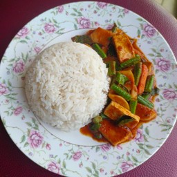 ข้าวเต้าหู้ผัดพริกแกง