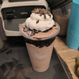 บานอฟฟี่ช็อคโกแลตที่ใส่เนยถั่วด้วยและเพิ่มคุ้กกี้ข้างใน