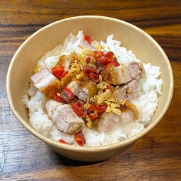 หมูกรอบคั่วพริกเกลือราดข้าว