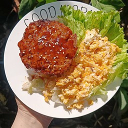 ข้าวหน้าแฮมเบิร์กไข่นุ่ม