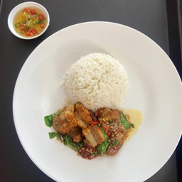 กระเพาหมูกรอบ