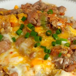 หมูกระเทียมไข่ขยี้ ราข้าว