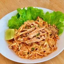 เส้นเล็กคลุกน้ำพริกเผาไก่ฉีก