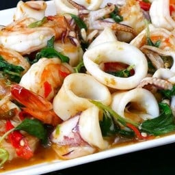 ข้าวทะเลผัดใบโหระพา