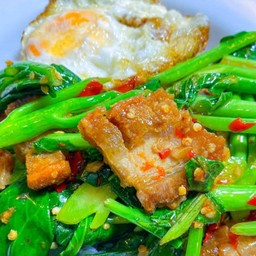 ผัดคะน้าราดข้าว