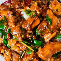 ผัดกระเพราปลากระป๋อง ราดข้าว