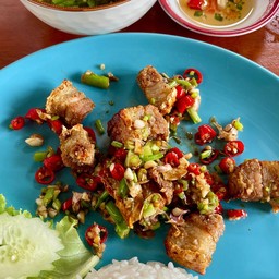 ก๋วยเตี๋ยวไกตุ๋นหมูตุ๋น บุญชุ่ม