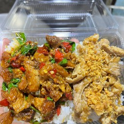 กะเพราหมูกรอบรวมหมูกระเทียม