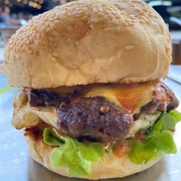Hamburger(เบอร์เกอร์พี่เเว่น) เบอร์เกอร์ที่จริงใจเนื้อฉ่ำๆ ซอสสูตรโฮมเมดของพี่แว่น