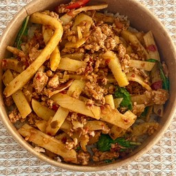 ผัดพริกแกงใต้ใส่หน่อไม้ใส่หมูบด