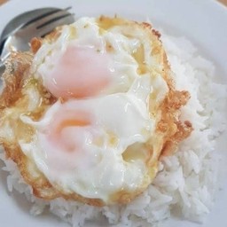 ข้าวไข่ดาว 2ฟอง ซอสภูเขาทอง