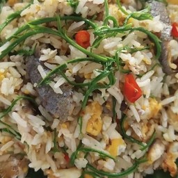 ข้าวผัดปลาทูชะอมแซ่บมาก