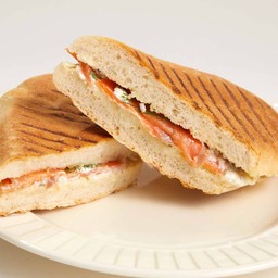 แซนวิชพานินี่แซลม่อนรมควันวาซาบิมาโย