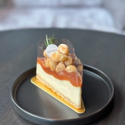 MACADAMIA CARAMEL CHEESECAKE