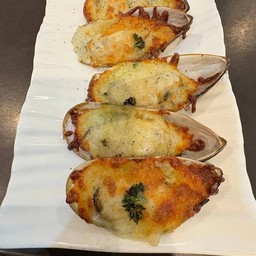 หอยแมลงภู่อบกระเทียมและชีส Baked Mussels with Garlic & Cheese