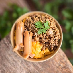 ข้าวไข่ข้นหมูสับไส้กรอก