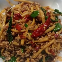 กะเพาเนื้อหน่อไม้..(เป็นกลับข้าว)