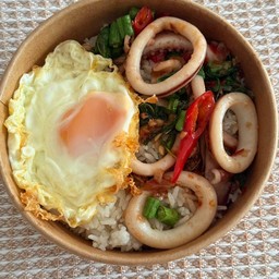 ผัดกะเพราปลาหมึก+ไข่ดาว