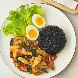 กะเพราไก่ผัดน้ำ ไข่ต้ม ข้าวไรซ์เบอรี่