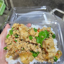 กะเพราหมูกรอบผสมหมู