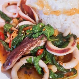 กระเพราปลาหมึก ไม่รวมไข่ดาว