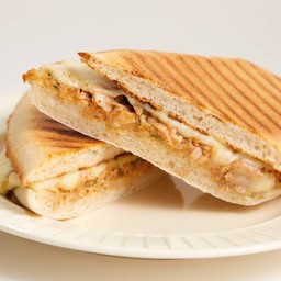 แซนวิชพานินี่ทูน่าชีส