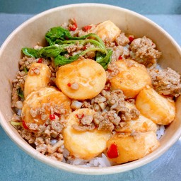 ข้าวกะเพราหมูสับ เต้าหู้ไข่ทอดกรอบ
