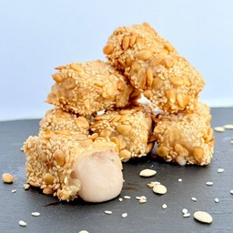 เผือกทองคำ  เผือกหอมจากอ.บ้านหมอ จ.สระบุรี นำมากวนกับกะทิสดจนเป็นเนื้อลาวา คลุกเคล้าเมล็ดแตงโมและงา หวานน้อย หอมมัน อร่อยเต็มคำ