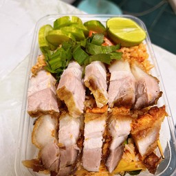 ข้าวผัดต้มยำหมูกรอบ