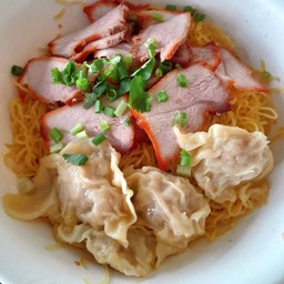 บะหมี่เกี๊ยวหมูแดงน้ำ