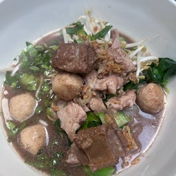 ก๋วยเตี๋ยวน้ำตกหมูตุ๋น+หมสด+ลูกชิ้น