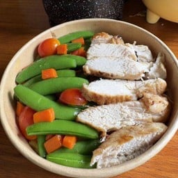 ข้าวไข่ขันผัดถั่วลันเตาซบ อกไก่ย่าง