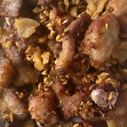 หมูทอดกระเทียม(เป็นกับ)