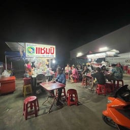 ร้านก๋วยเตี๋ยวแชมป์ (เซเว่นตรงข้ามหมู่บ้านไดมอนวิลล์)