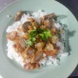 หมูกรอบกระเทียมราดข้าว
