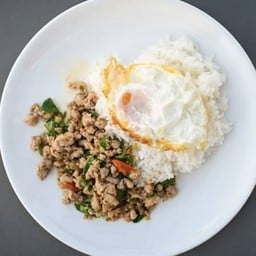 ข้าวราดผัดกะเพรา (Pad Gaprao)