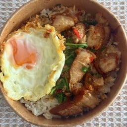 ผัดกะเพราหมูกรอบ+ไข่ดาว