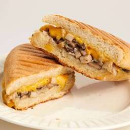 แซนวิชพานินี่เห็ดผัดครีมซอส