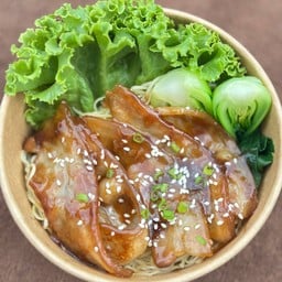 บะหมี่สามชั้นราดซอสเทอริยากิชุ่มฉ่ำทุกชิ้น
