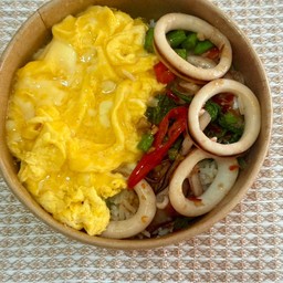 ผัดกะเพราใส่ปลาหมึก+ไข่ข้น