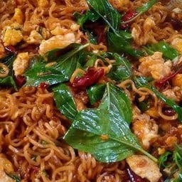 มาม่าผัดหมูสับใส่ใบโหระพา