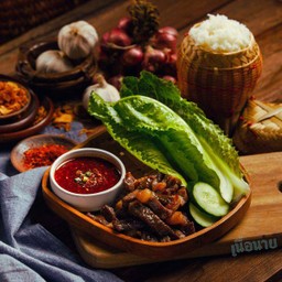 เนื้อโคขุนแดดเดียว พร้อมชุดข้าวเหนียว ผักสด
