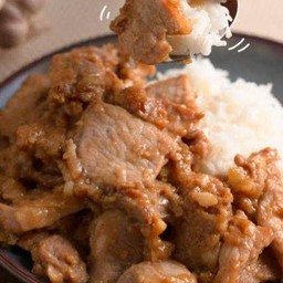 ข้าวราดหมูหมักนุ่มทอดกระเทียมพริกไทย