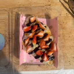 ครอฟเฟิล ช็อกโกแลต สตอเบอร์รี่