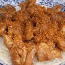 ไก่ผัดน้ำมันหอยราดข้าว